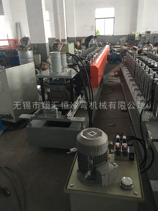 冷（lěng）彎成型（xíng）機